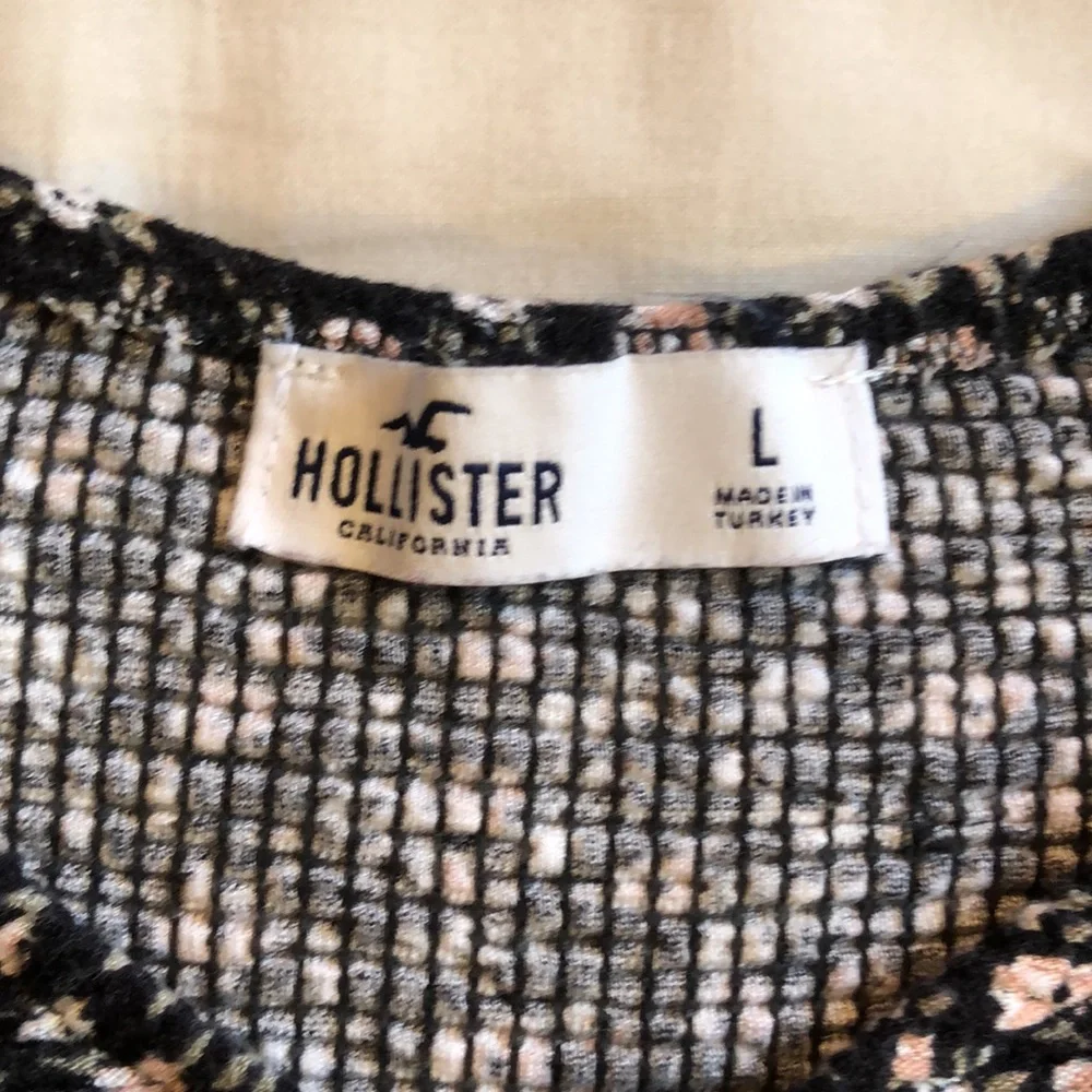 Hollister long sleeve v neck - Picture 2 of 4